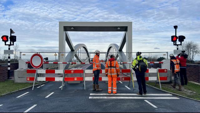 Inspecteurs van Rijkswaterstaat testen de brug.