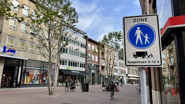 De Noordzijde van de Grote Markt is een voetgangersgebied geworden, waar het verboden is om te fietsen. Maar daar houdt niemand zich aan.
