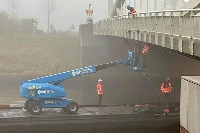 De Dorkwerderbrug werd met een hoogwerker geïnspecteerd.
