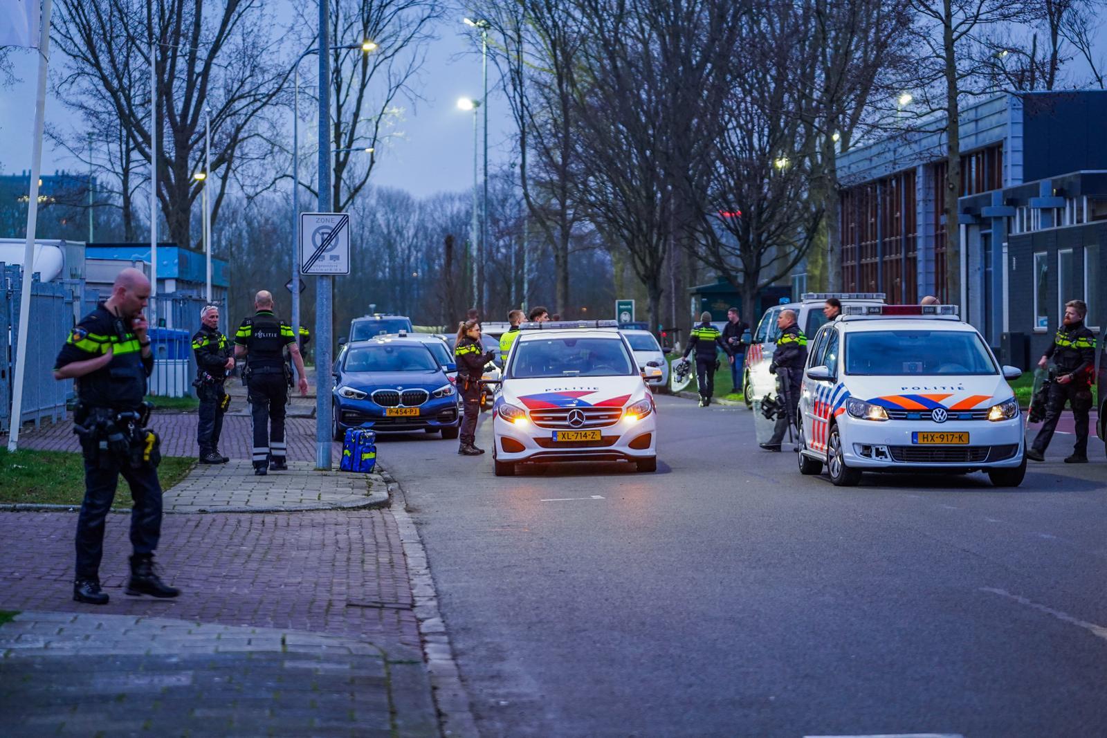 De politie grijpt in bij het AZC. Foto van Persbureau Meter