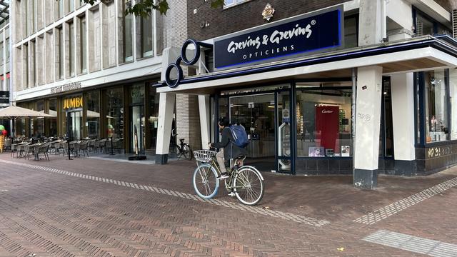 Laatst werd een jongetje van twee bijna omver gefietst toen hij uit de deur stapte bij Greving & Greving.