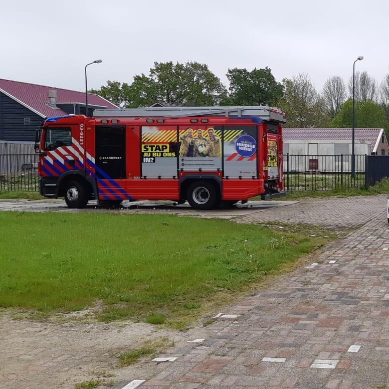 Hulpdiensten rukken uit naar de biomassacentrale in Nieuwveense Landen na een melding van rookoverlast.