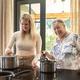 Hospita Hanneke en ‘haar’ jongere koken een keer per week samen.