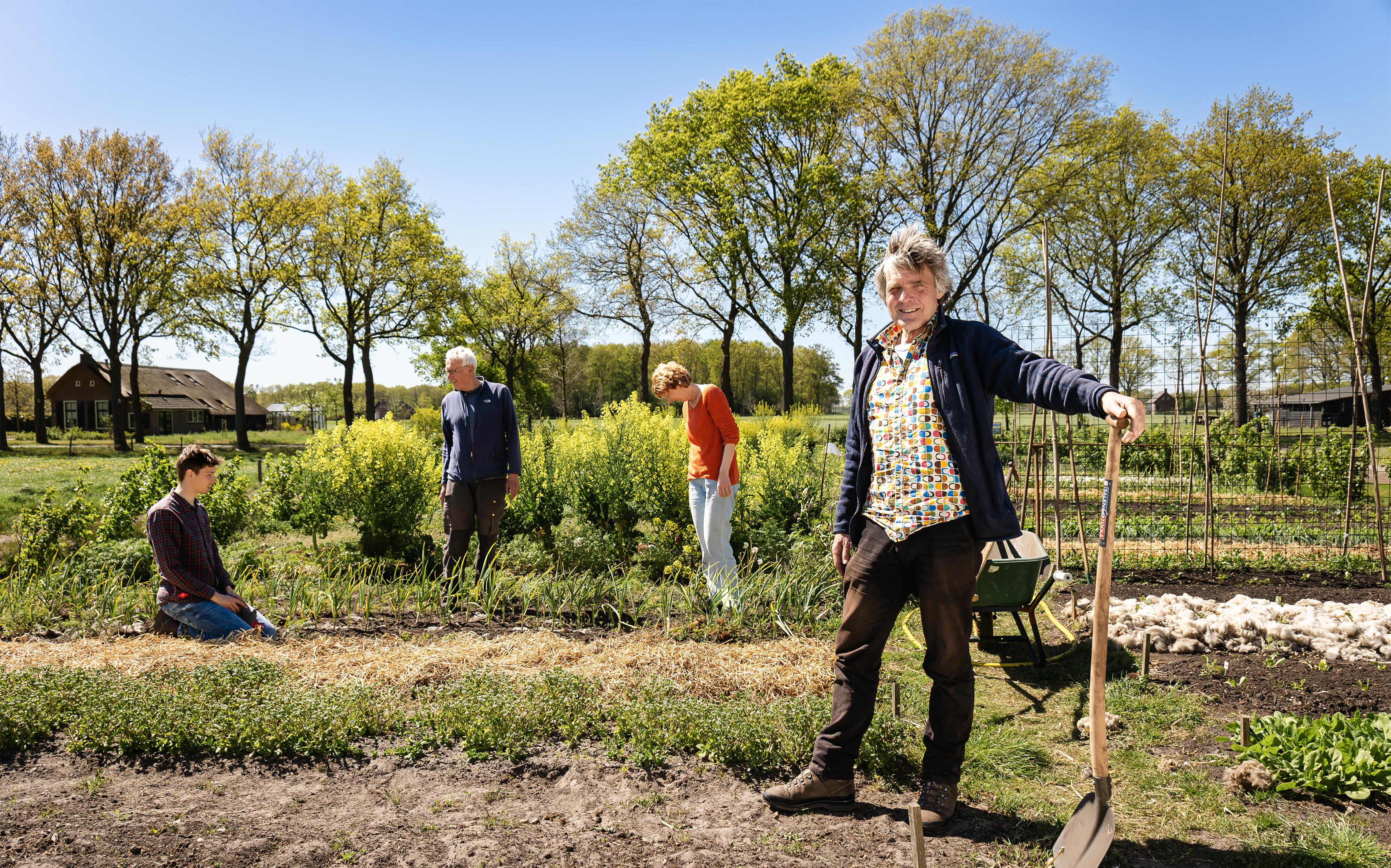 Directeur van Stichting Versnellingshoeve ’t Kiemt Wiebe Lamsma. Het Kiemhuistuin Frederiksoord verbouwt gezonde groenten en kruiden voor huishoudens met een krappe beurs.