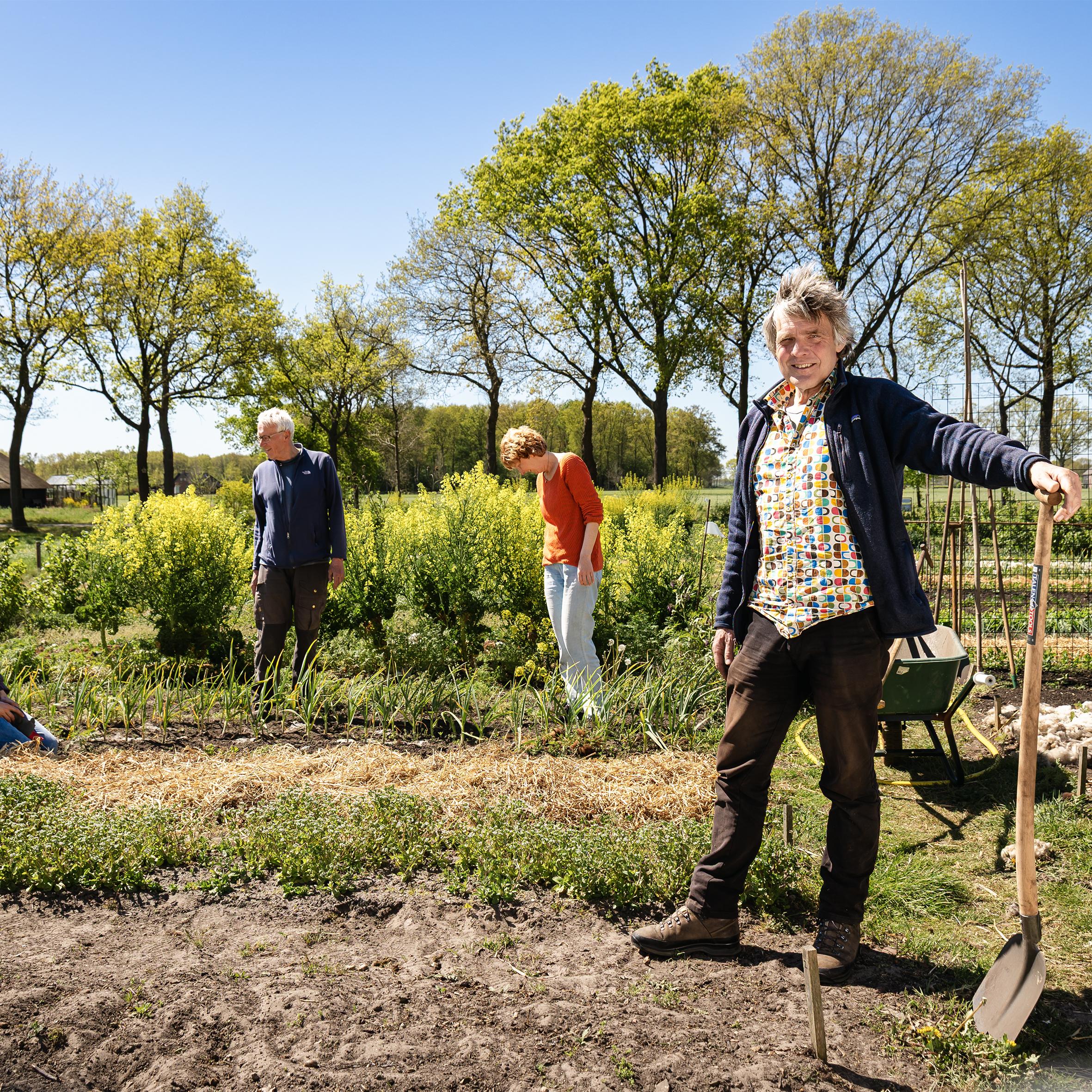 Directeur van Stichting Versnellingshoeve ’t Kiemt Wiebe Lamsma. Het Kiemhuistuin Frederiksoord verbouwt gezonde groenten en kruiden voor huishoudens met een krappe beurs.