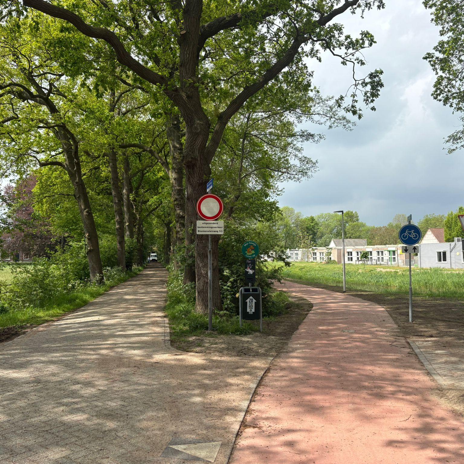 De huidige situatie in de Oosterboer: rechts het nieuwe fietspad, links het voetpad en de inrit voor nummer 53.