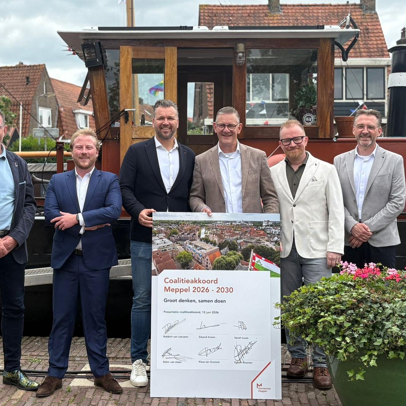 De wethouders en fractievoorzitters van de coalitiepartijen presenteren het coalitieakkoord.