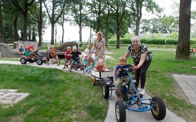 Je kunt natuurlijk ook met skelters en fietsen op het pad rijden. Links Nely van Noord, rechts Geertje Bork.