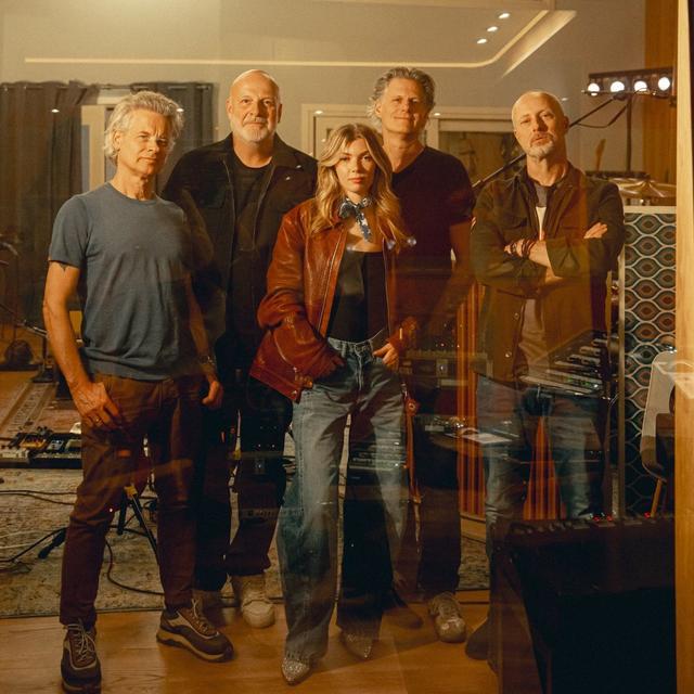 Hannah Mae met de mannen van BLØF in de studio.