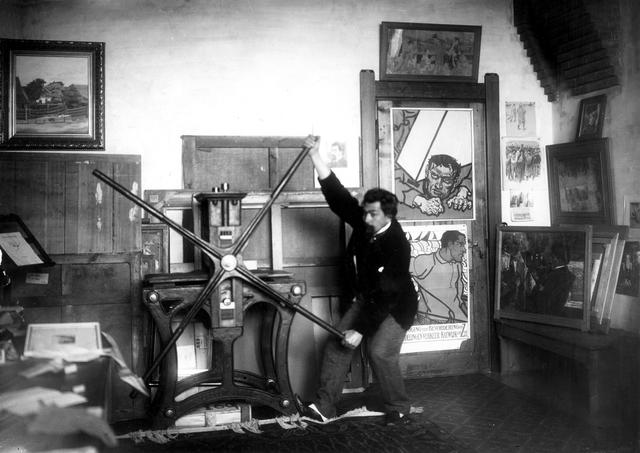 Jan Toorop drukt zelf zijn etsen in zijn atelier in zijn atelier in Katwijk-aan-Zee (1902).