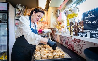 Ine Paauw thuis aan de slag in haar Bakschuur in Wedde.