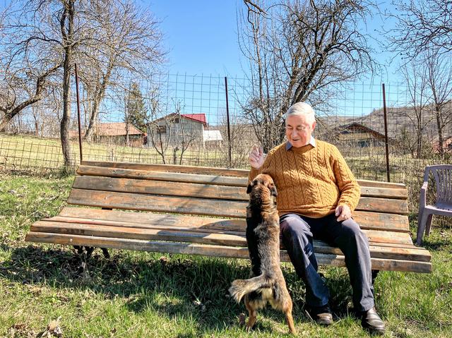 Ernest Oberländer met Cookie, de hond van de buren, bij het uitzichtpunt in zijn tuin.