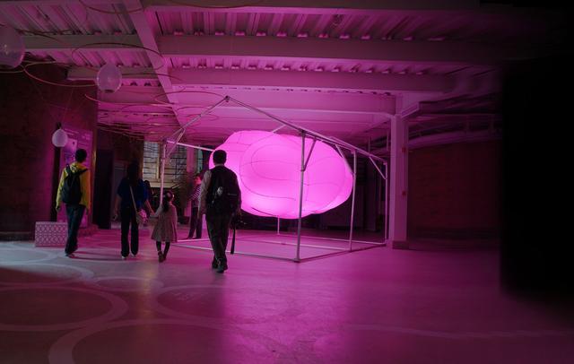 Dorette Sturm: 'Breathing Cloud' (2018), ledlicht en mixed media.
