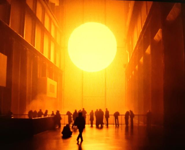 Olafur Eliasson: 'The Weather Project' (2003), Turbinehal Tate Modern, Londen.