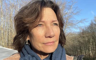 Directeur-bestuurder Eva Wortmann aan de Donderboerkamp in Donderen, waar Loods13 vorig jaar naartoe verhuisde.