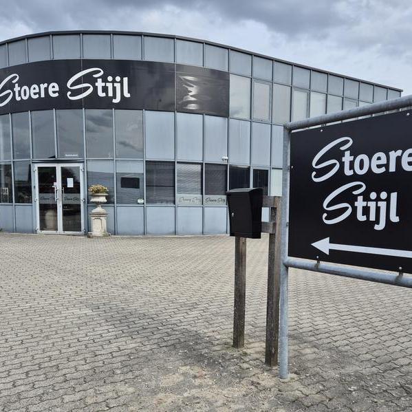 De meubelmakerij gaat voorlopig verder met online verkoop, maar de ondernemers zettten ook volop in op heropening van de fysieke winkel in Nieuw-Amsterdam.