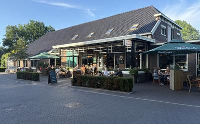Het is goed toeven op het terras bij café-restaurant Hofsteenge in Grolloo.