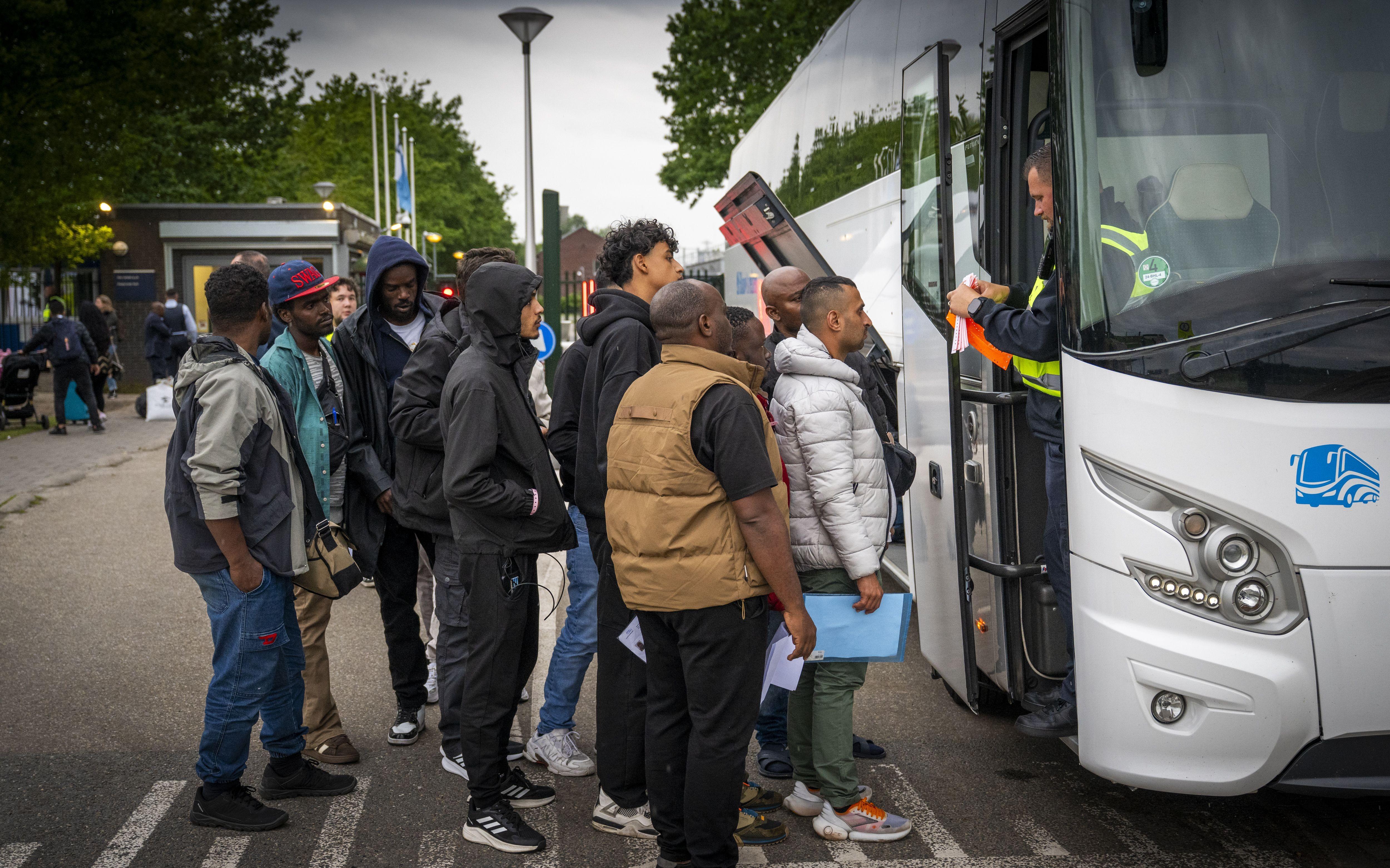Mensen wachten bij de bus naar De Wijk, waar eerder een noodlocatie werd geopend voor de nacht.