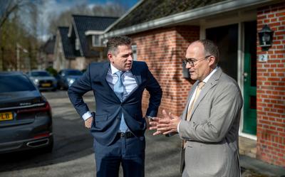 Staatssecretaris Jo-Annes de Bat wordt ontvangen door burgemeester Anno Wietze Hiemstra van de gemeente Aa en Hunze. Hij laat zich bijpraten door bestuurders en bewoners.