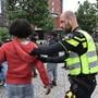 Een fouilleeractie op het Koopmansplein in Assen. De politie mag preventief fouilleren sinds de binnenstad een veiligheidsrisicogebied is.