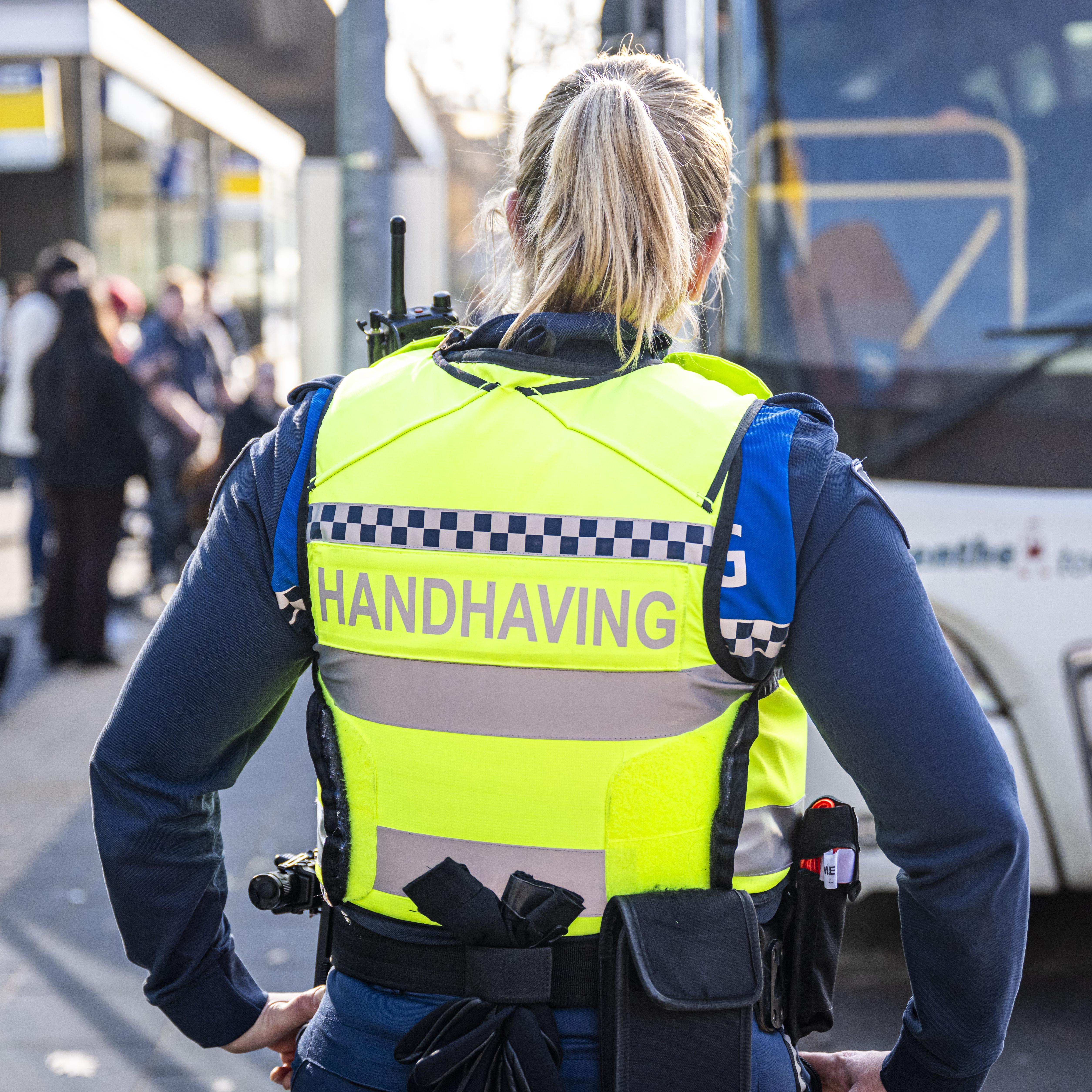 Voorlopig geen wapenstokken voor de boa's. Bij gevaarlijke situaties dient de politie het voortouw nemen, vindt het ministerie.