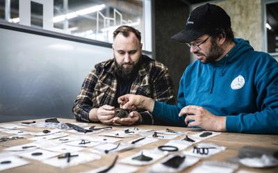 Archeologen Arjan Hullegie en Tim Kauling met een heel klein deel van de buit.