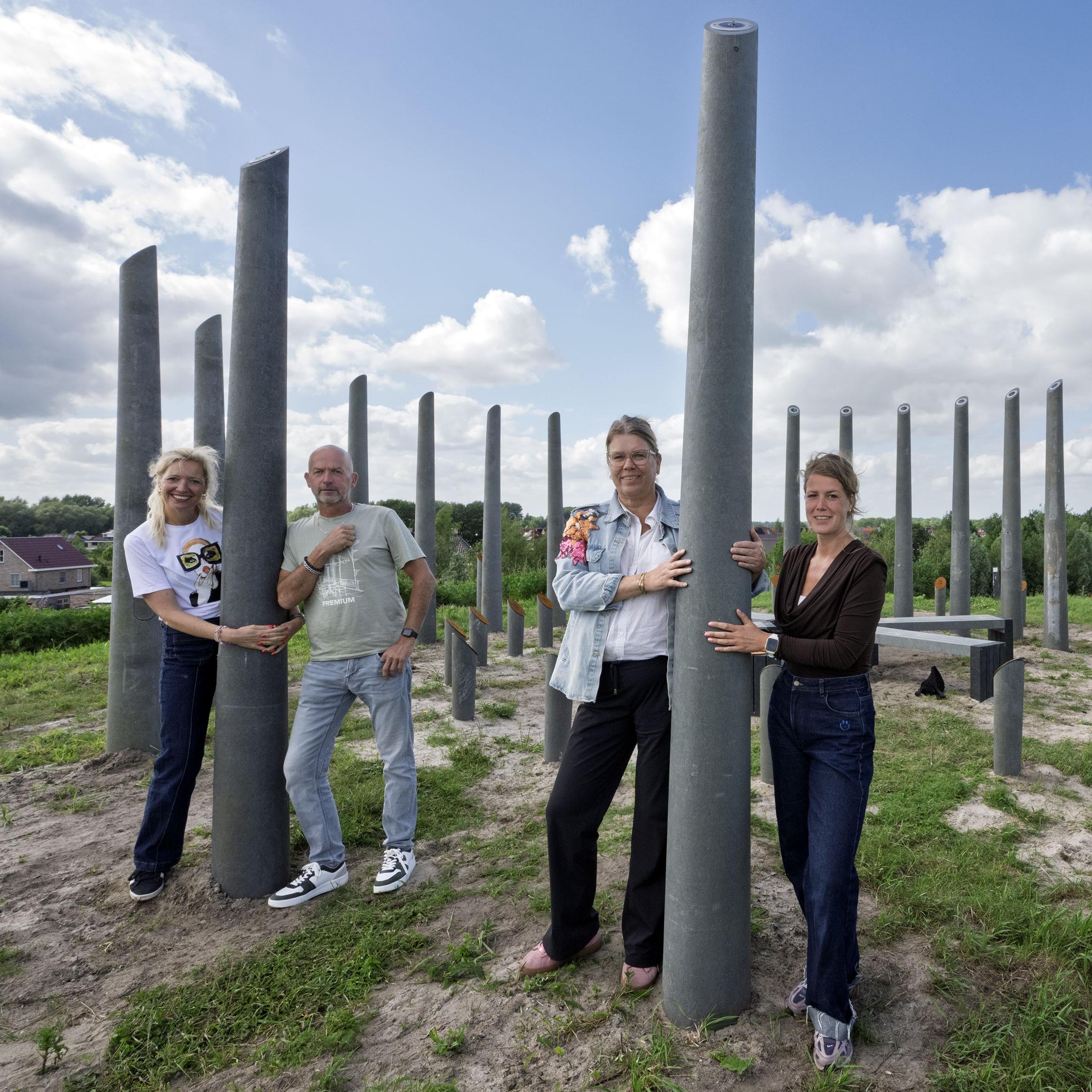 Bestuursleden van buurt - en speeltuinvereniging Ossehaar zijn maar wat blij met de herplaatsing van het kunstwerk. Van links naar rechts Dineke Remmerswaal, Bert Nijenbanning, Karin Zwaneveld en Jolien Hagel.