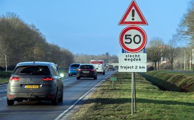 De Rondweg bij Emmen doet zijn naam momenteel geen eer aan.