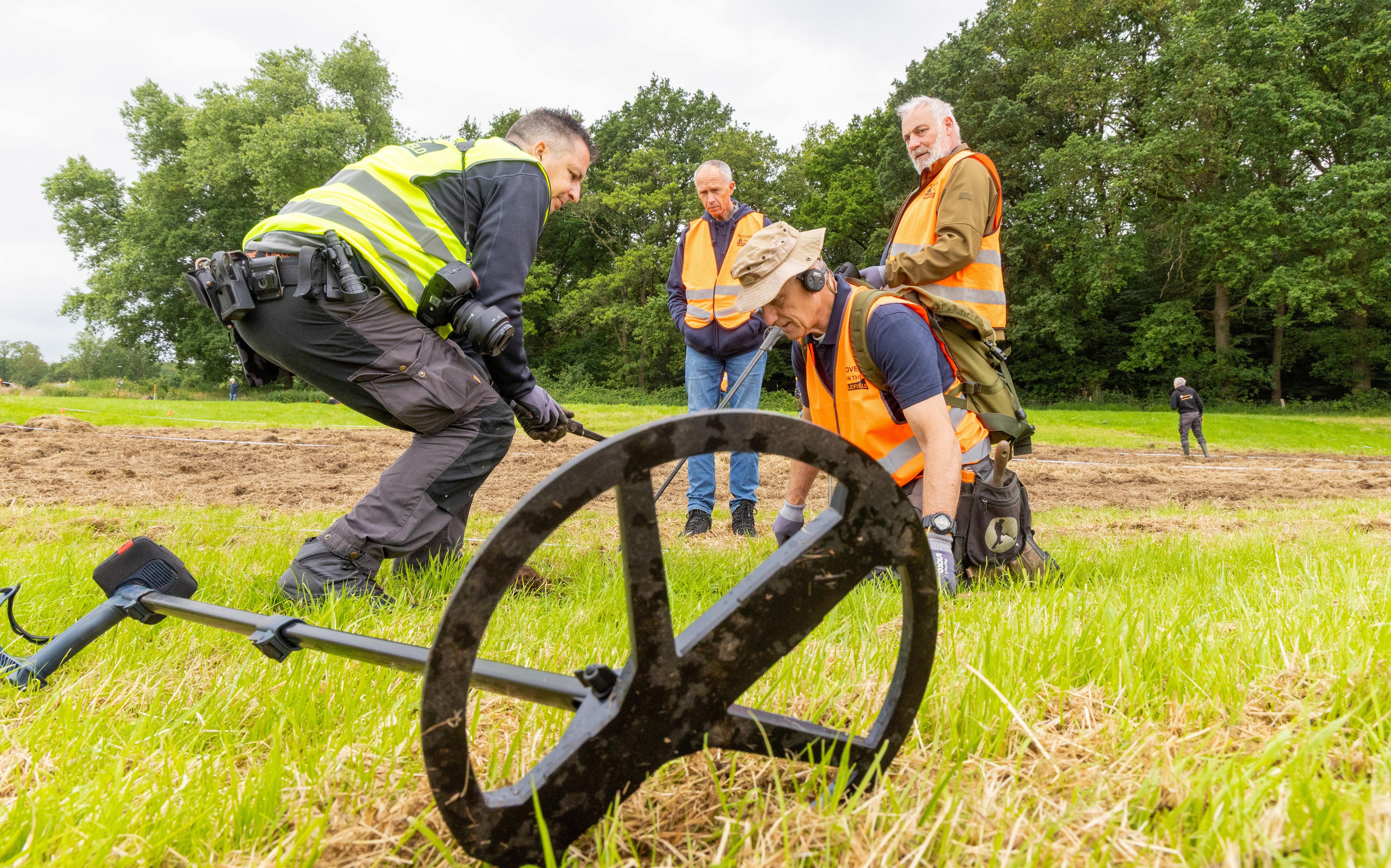 Een week lang werd een stuk terrein op landgoed De Groote Scheere bij Holthone onder de loep genomen.