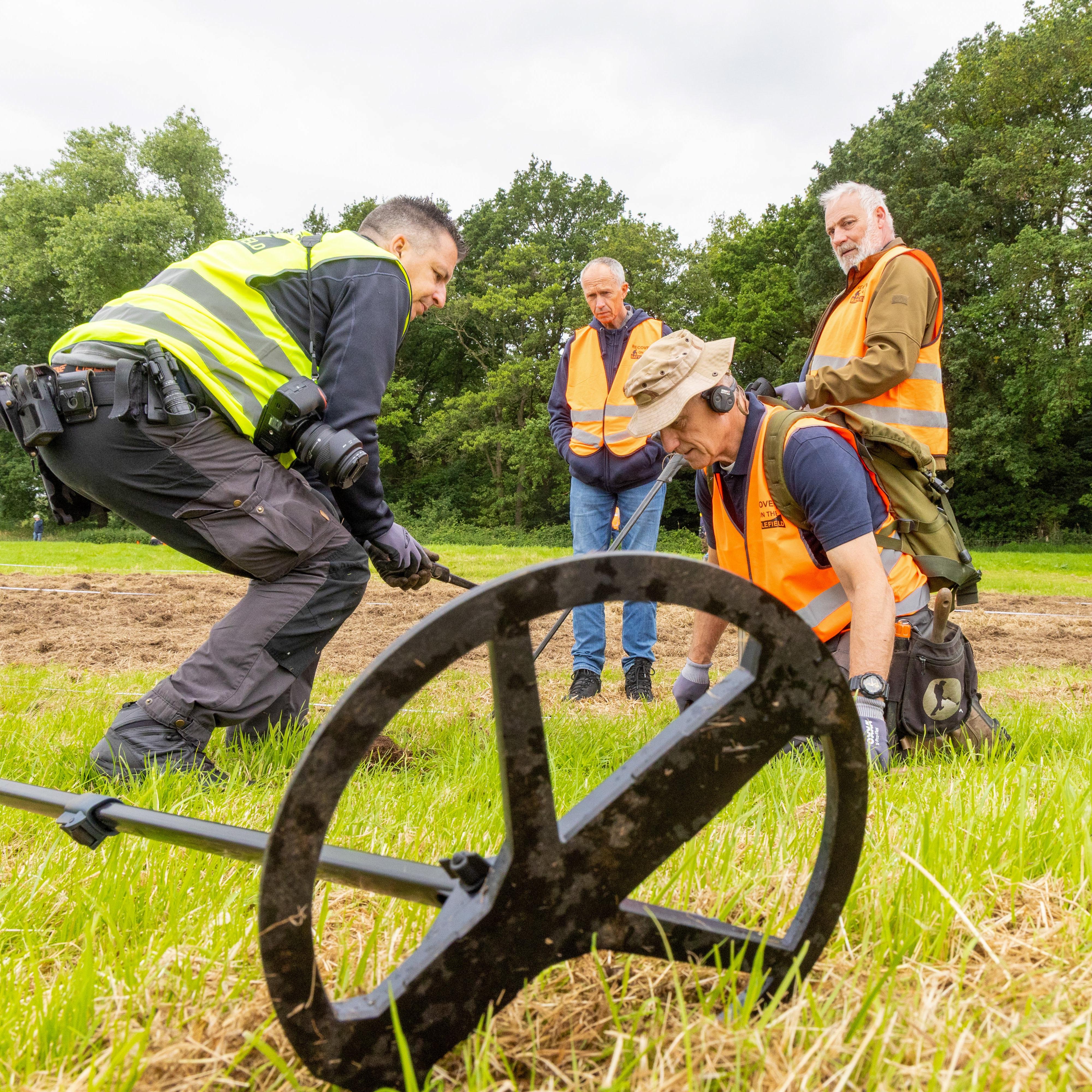 Een week lang werd een stuk terrein op landgoed De Groote Scheere bij Holthone onder de loep genomen.