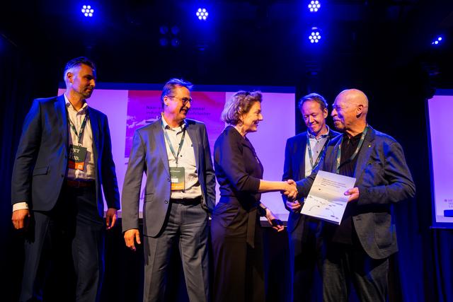 Barbara Verwayen van Cluster 6 krijgt het rapport overhandigd.