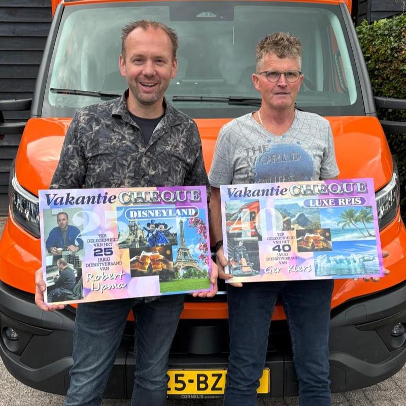Robert IJpma (l) en Ger Prins werden in het zonnetje gezet.
