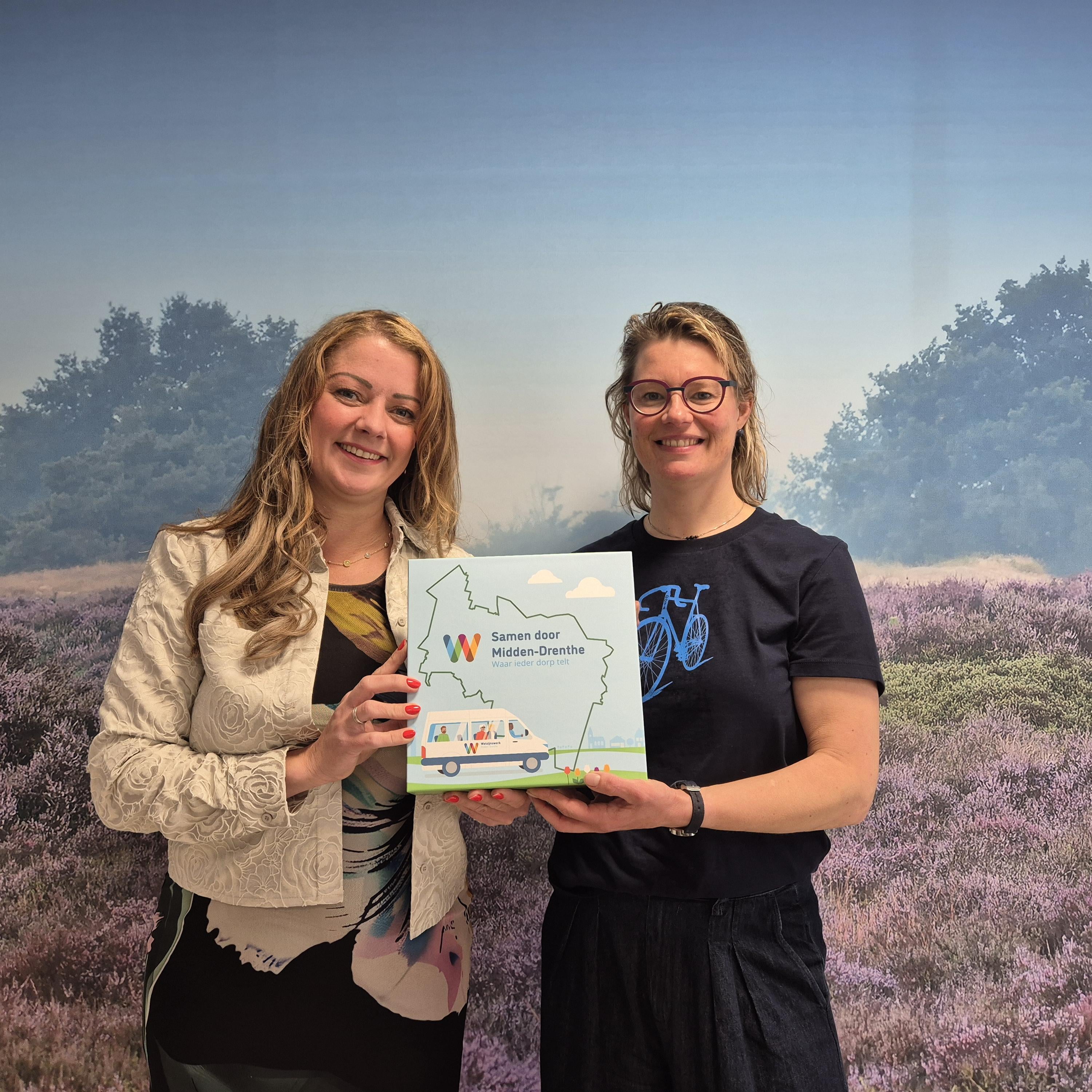 Sara Boxem overhandigde het eerste exemplaar aan wethouder Rieja Raven.