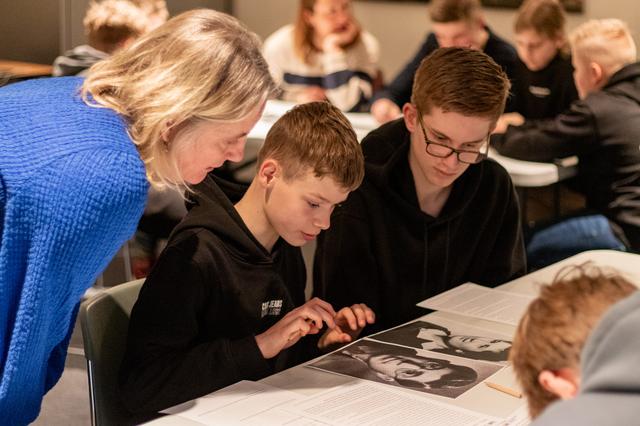 In kleinere groepjes gingen de leerlingen in gesprek over een aantal foto’s, persoonlijke verhalen en vragen.