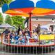 Lekker rondjes draaien in de kinderdraaimolen.