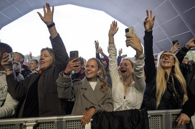 Het publiek gaat los op Hello Festival Emmen.