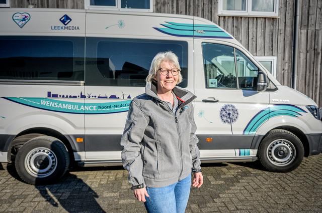 Jenny Noorman bij de Wensambulance Noord-Nederland (op de post in Tynaarlo), die laatste wensen vervult van zieke mensen.
