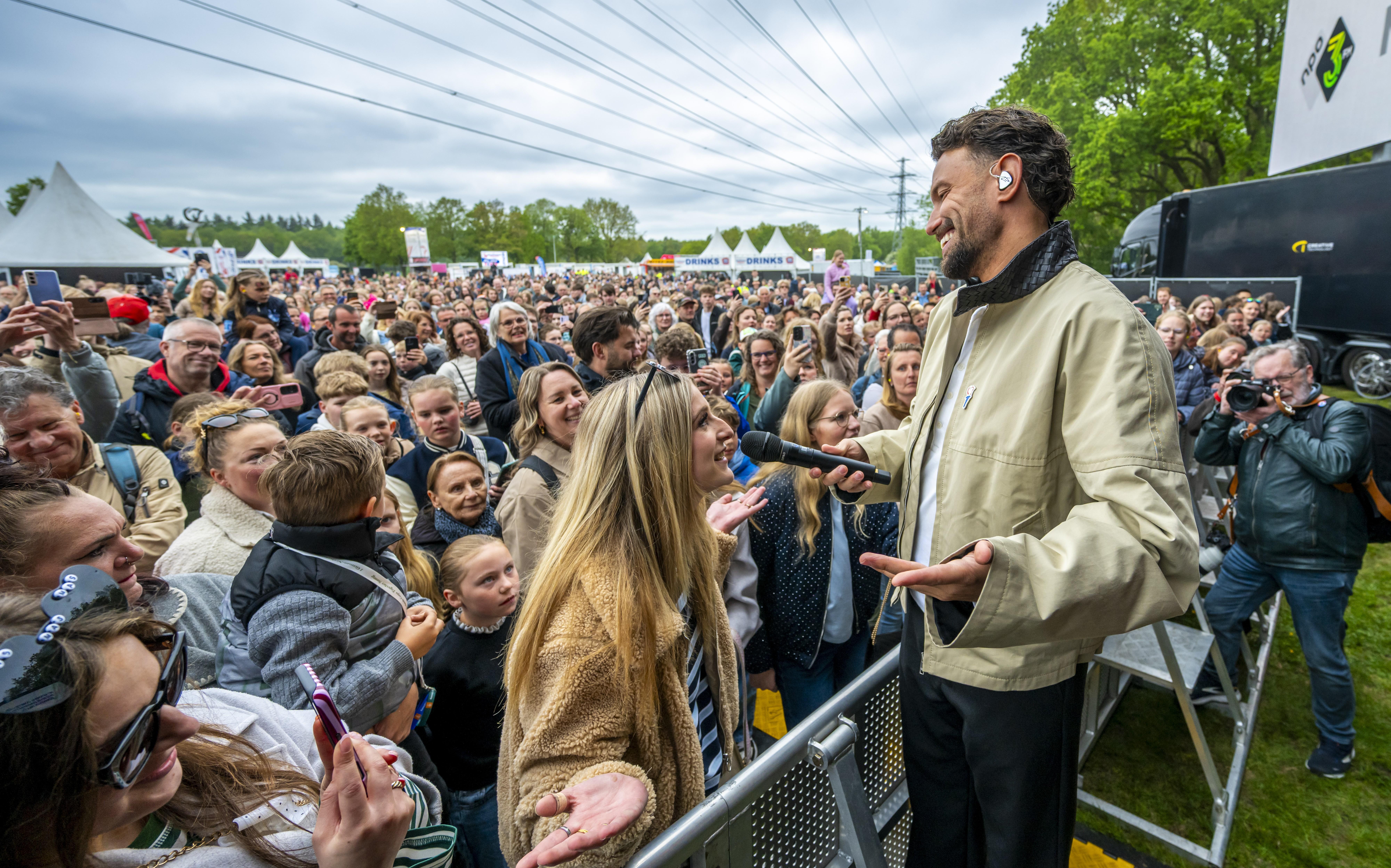 Elly Okkema zingt de hits van Rolf Sanchez moeiteloos mee.