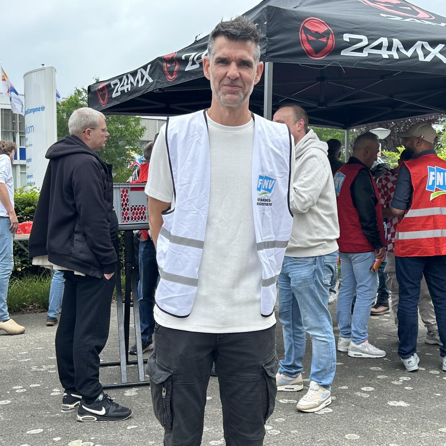 Henk Nijsing temidden van stakers bij Friesland Campina in Beilen.