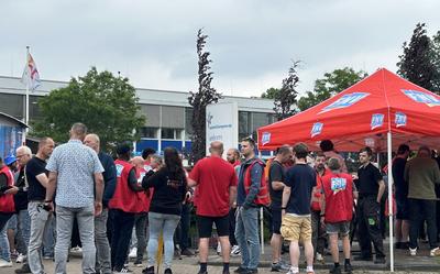 Stakende medewerkers van Friesland Campina, woensdag in Beilen.