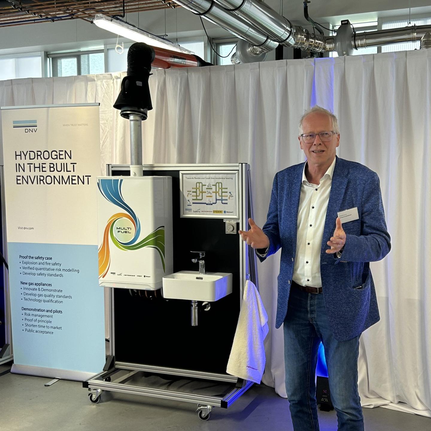 Als een van zijn laatste daden als wethouder van Groningen nam Philip Broeksma de multifuel ketel in gebruik.