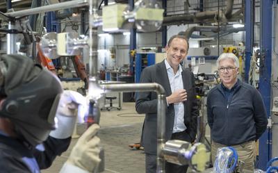 Een lasser bij SRI in Veenwouden brengt de laatste titaniumlas aan. Op de achtergrond kijken Tom van Aken (links) en Anco Blokzijl van SRI toe.