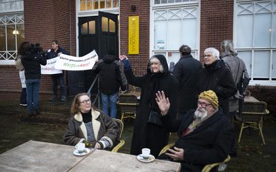 Protest van bewoners uit Warffum tijdens de komst van minister Hermans begin december.