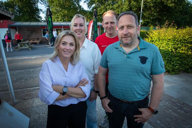 Het bestuur van V.V. Wildervank luidt de noodklok omdat er te weinig vrijwilligers zijn. V.l.n.r. Sandra Jannega, Hilda Wessels, Harm Jan Grijze en Derk van der Laan.