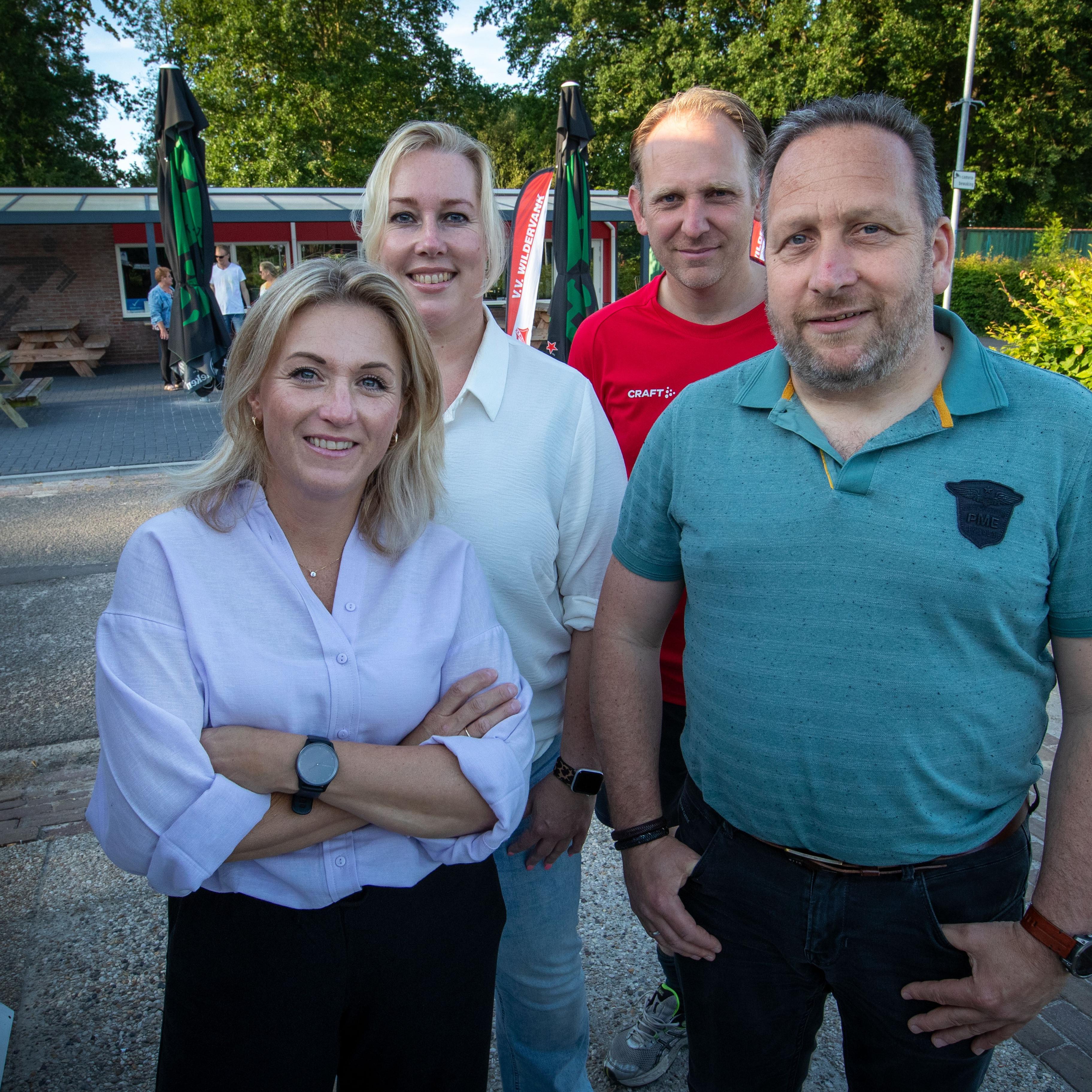 Het bestuur van V.V. Wildervank luidt de noodklok omdat er te weinig vrijwilligers zijn. V.l.n.r. Sandra Jannega, Hilda Wessels, Harm Jan Grijze en Derk van der Laan.