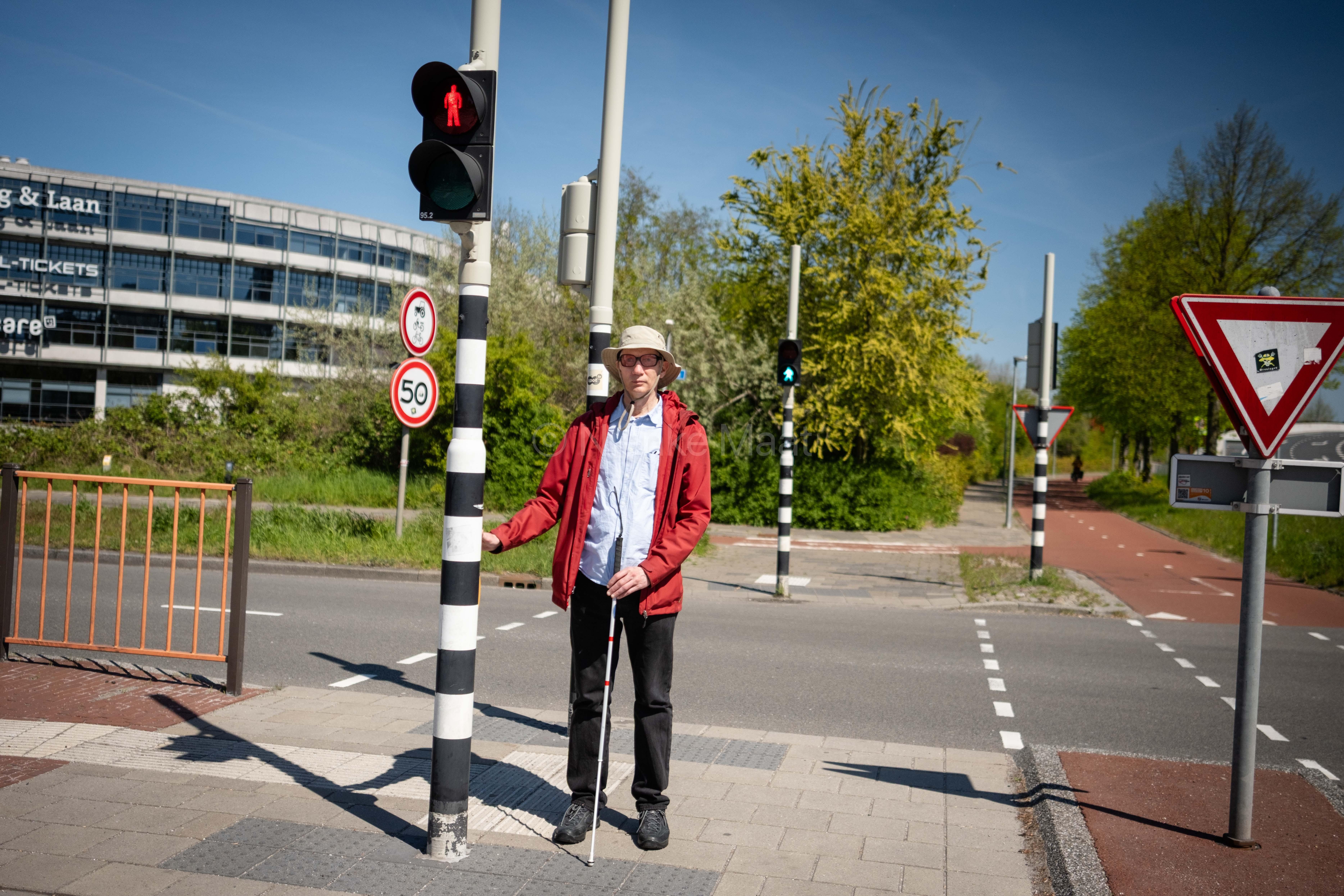 Klaas Knol bij de oversteek van de Europaweg, waar rateltikkers ontbreken in de middenbermen.