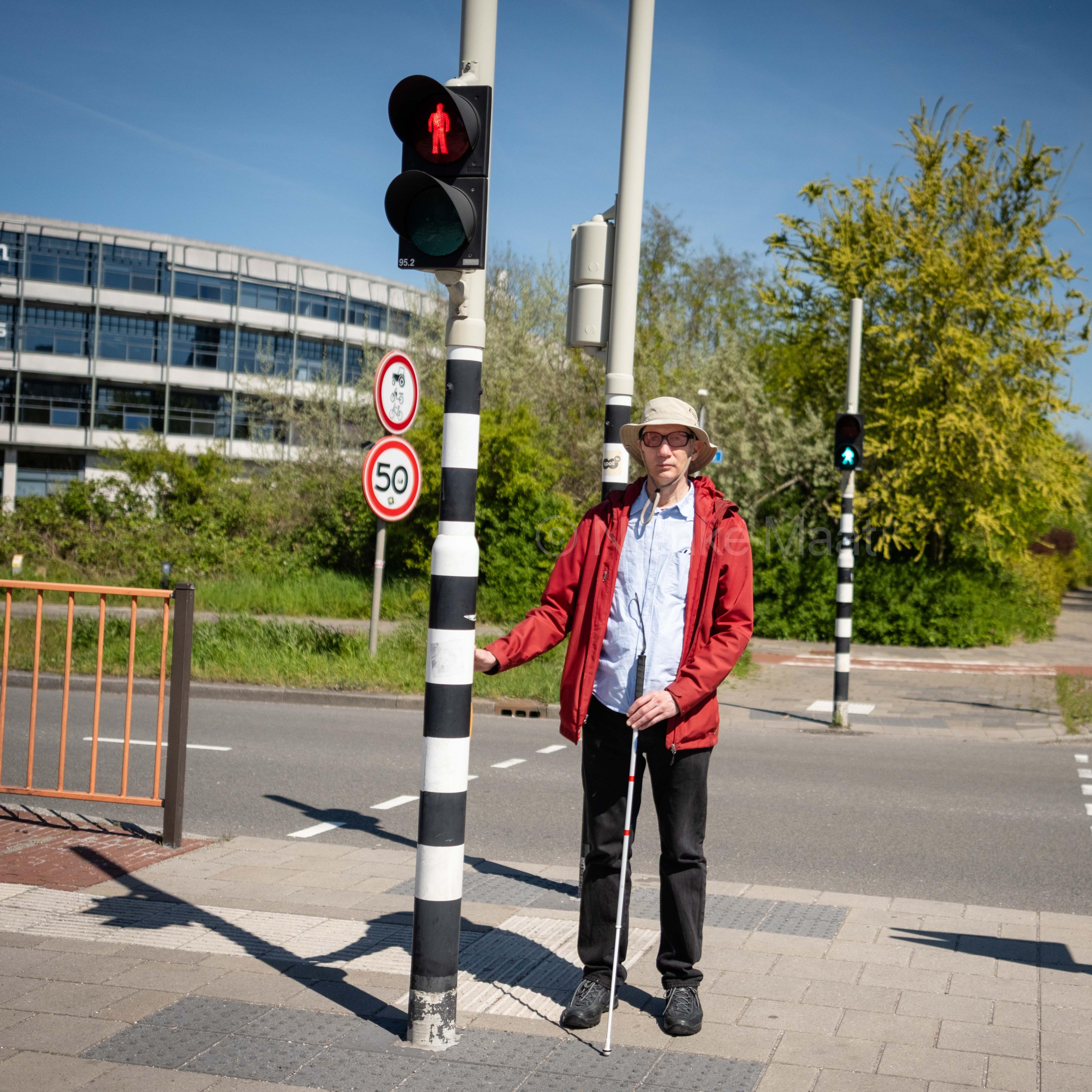 Klaas Knol bij de oversteek van de Europaweg, waar rateltikkers ontbreken in de middenbermen.