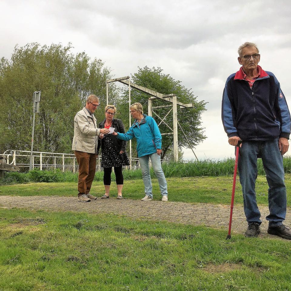 Harm-Arend Meijer, Loes Krüger-Smith, Sara Lich en rechts oud-NCPN-wethouder van Reiderland Hans Heres op het fietspad over de Noaberbrug naar Duitsland. Foto DvhN Pieter Broesder