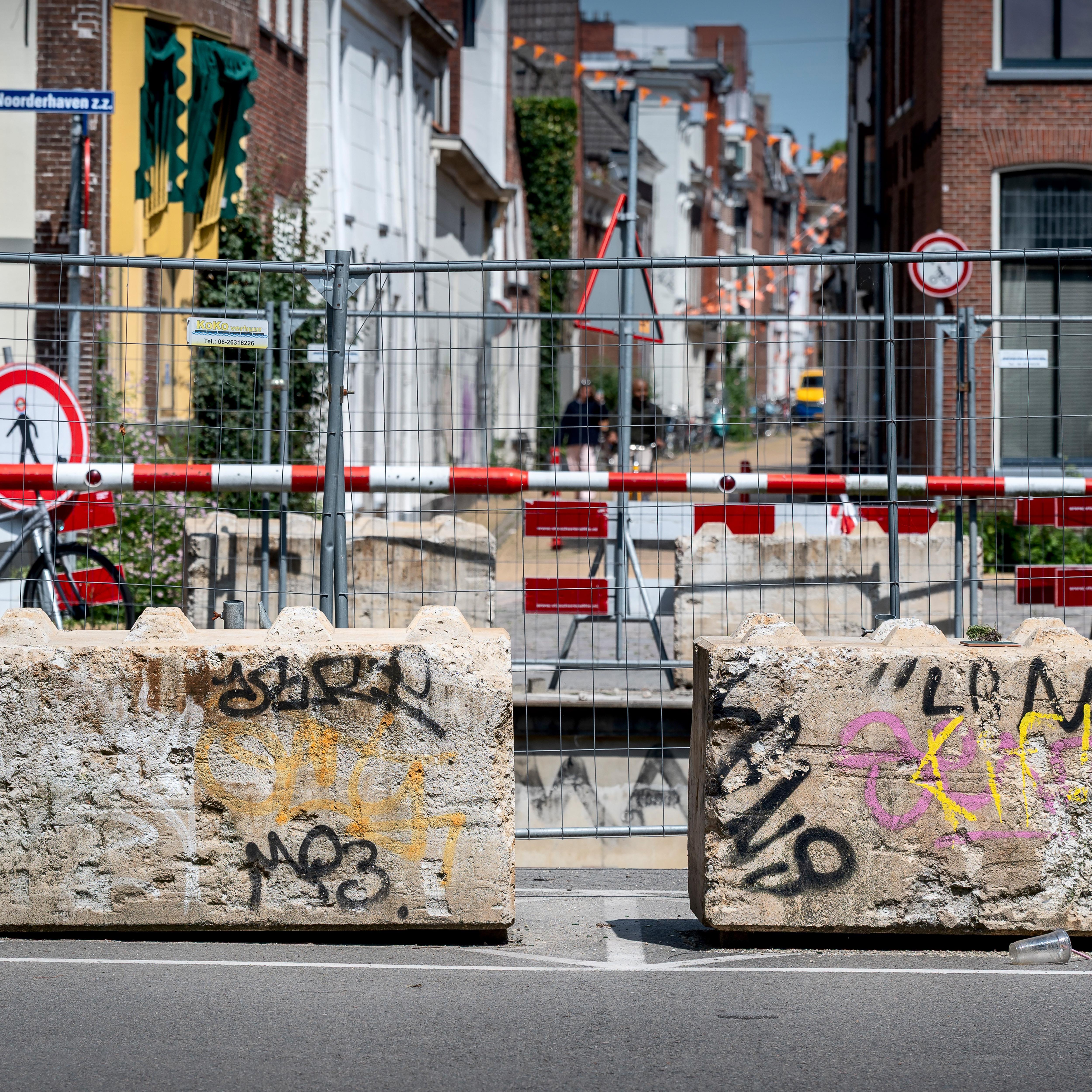 Het zicht op de Visserbrug: over verrommeling van de stad gesproken.