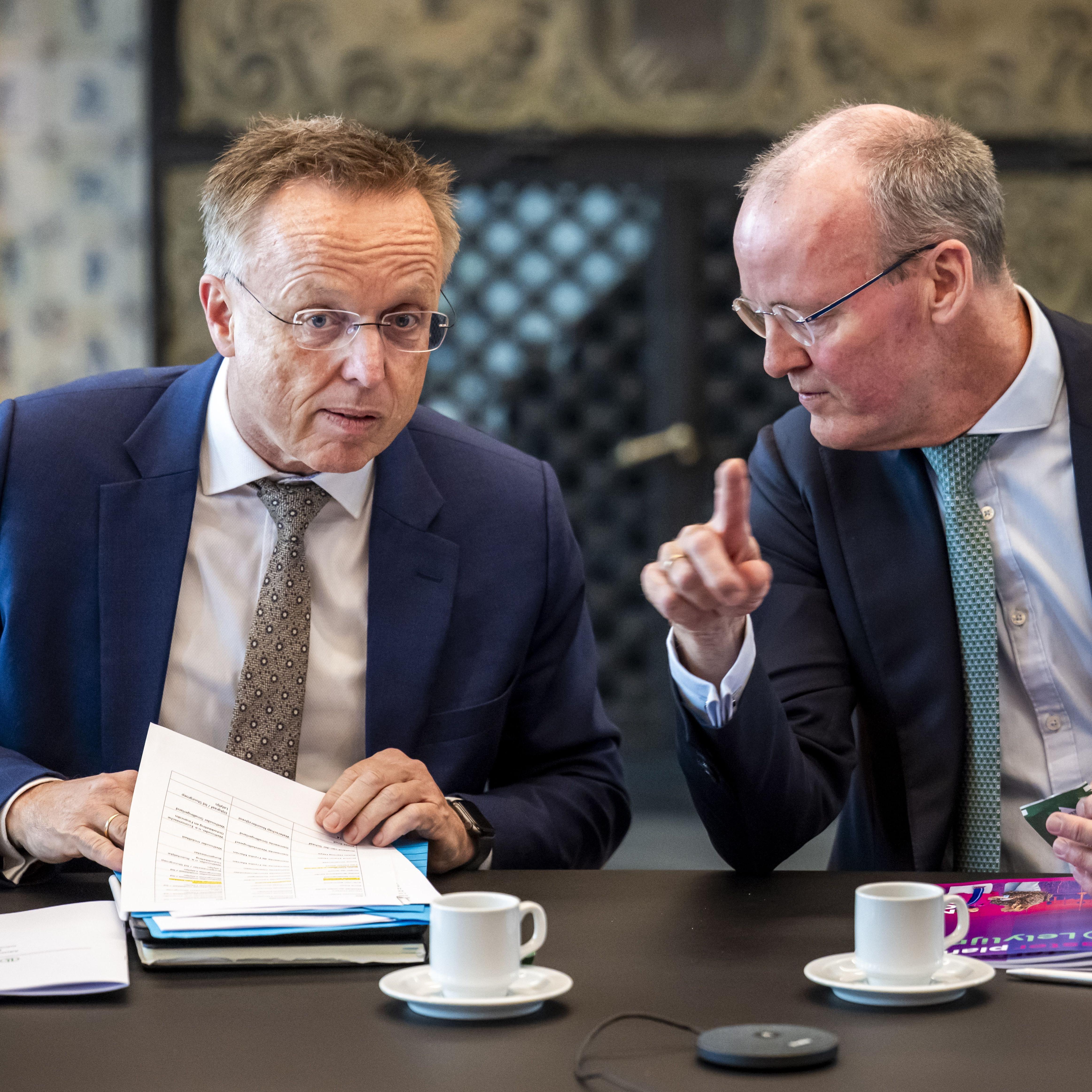 Commissaris van de Koning Ren� Paas, tevens voorzitter van de Stuurgroep Lelylijn, samen met Lelylijn-gezant Klaas Knot tijdens een vergadering over de realisatie van de Lelylijn, in het provinciehuis van Groningen.